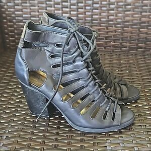 Madden Girl Black Strappy Heels 8.5 Open Toe Criss Cross Dress Sandals 3” Heel